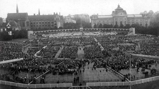 Latvian sogng festival taking place in 1931