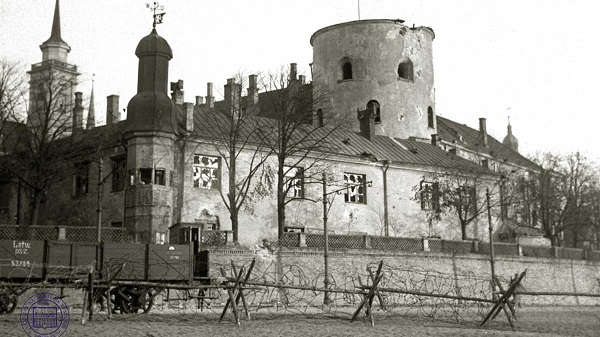 Riga Castle under Bermontian occupation in 1919