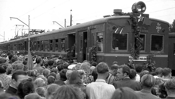 People rushing for a reopened Riga-Jūrmala train line in the 1950s