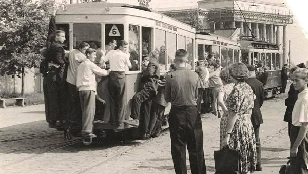 People squeezing into Riga trams in 1950s