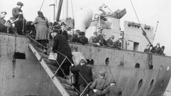 Latvians evacuate from Ventspils in 1945