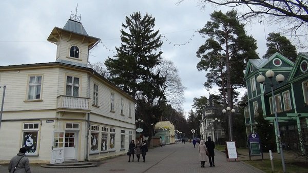 Main Jomas street out of season