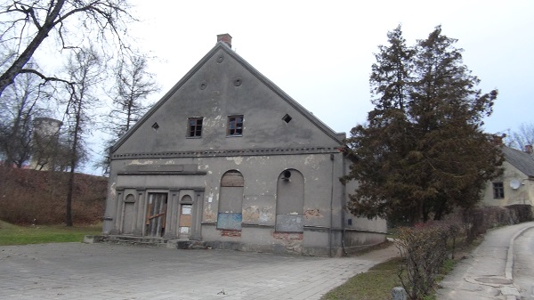 Kandava synagogue is now abandoned, like many small town synagogues that were not put to another use