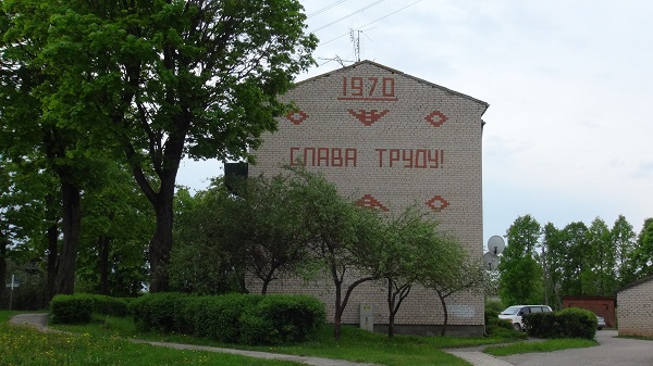 A slogan on building wall in Latgale town declares 'Glory to the workers!'
