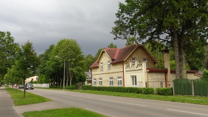 One side of the Western Jūrmala boulevard, with the other side beyond the home pictured