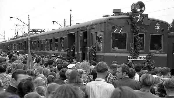 People rushing for a reopened Riga-Jūrmala train line in the 1950s