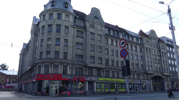 Perpendicular art nouveau building in Riga
